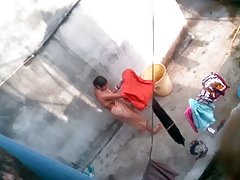 Lingerie vermelho na sexy corpo espiou para dentro da casa porno