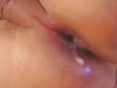 Graciosa senhora fode-se de um brinquedo porno de celebridades nuas