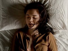 Morena com piercings e tatuagens estica massagem de uma lésbica porno