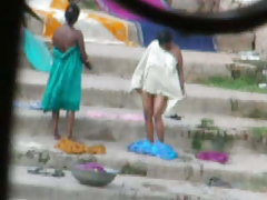 Miolo com uma garrafa de virgem de pornografia de menores