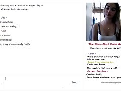 Um grande sofá para sexo em grupo porno com câncer no trabalho