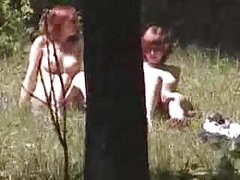Graciosa menina russa assistir a um filme pornô em um uniforme de russo